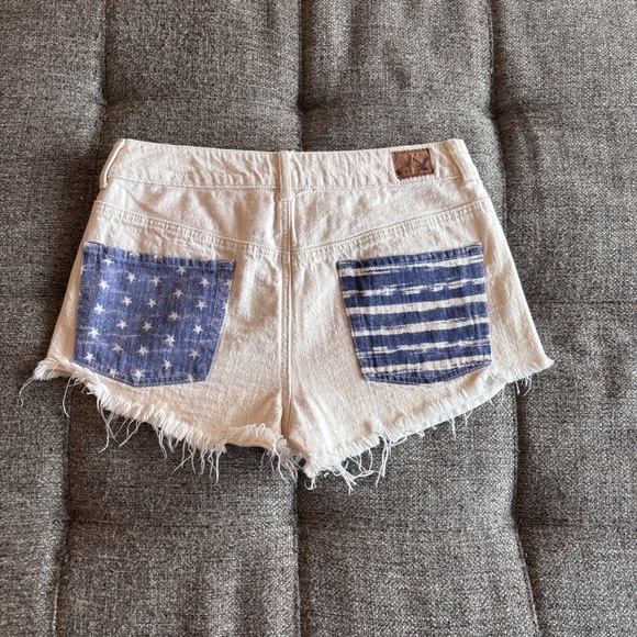 American Eagle Outfitters Women's Off White SZ 8 Shorts Patriotic Back Pockets - Picture 4 of 9